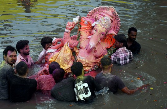 Ganesh idols immersed nationwide; over 24,000 personnel deployed in Mumbai Ganesh idols immersed nationwide; over 24,000 personnel deployed in Mumbai