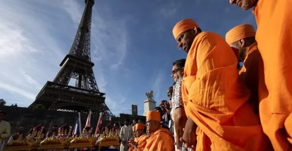 Eiffel Tower chief to step down amid delegation visit row