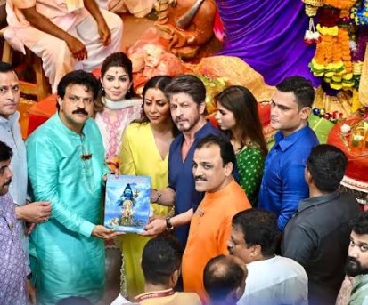 Shah Rukh Khan visits Lalbaugcha Raja with Gauri and Suhana
