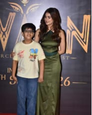 Sidharth shines at The One screening, Shweta arrives with family