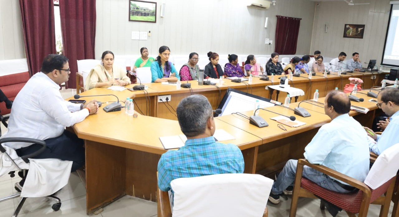 Divisional Commissioner Sharma Directs Effective Implementation of Priority Farmer Welfare Schemes
