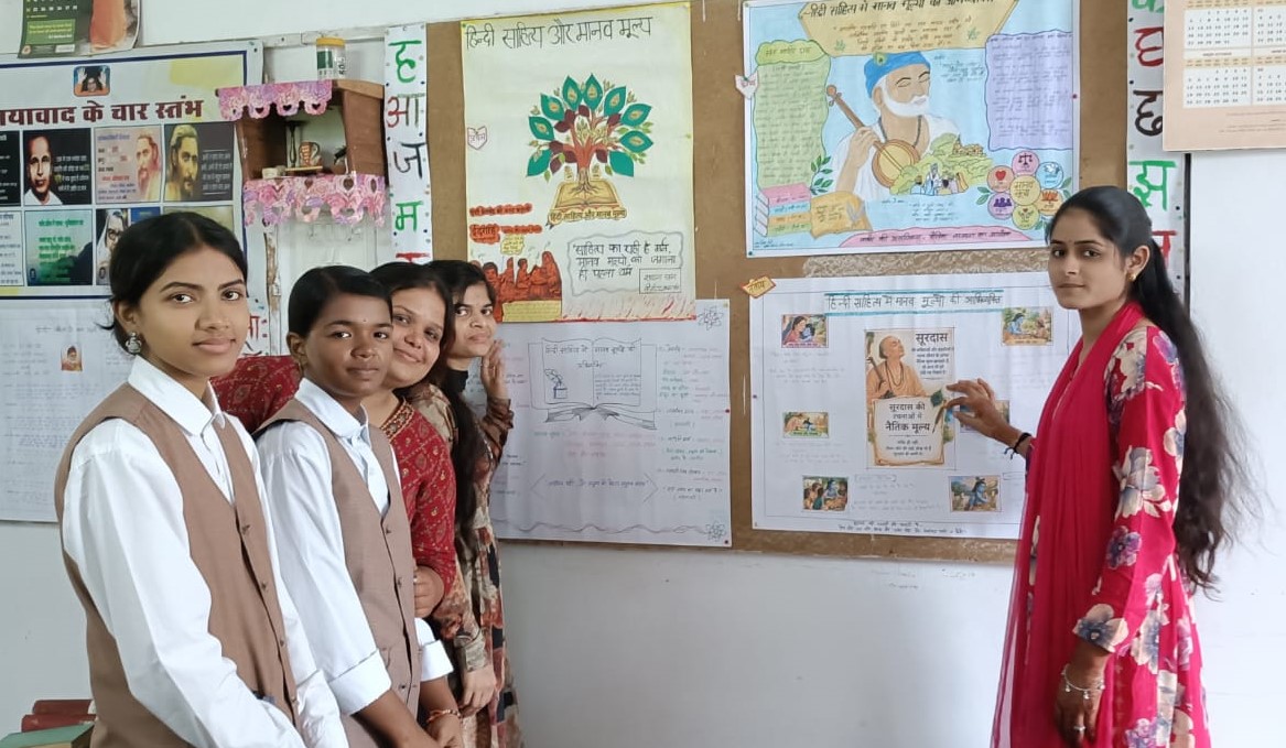 Poster Competition Held Under Hindi Vaibhav Exhibition in Bhopal College Poster Competition Held Under Hindi Vaibhav Exhibition in Bhopal College