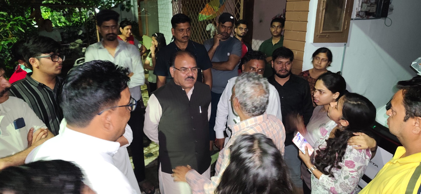 MLA Sabnani Reaches Kamla Nagar Fire Site, Assures All Help MLA Sabnani Reaches Kamla Nagar Fire Site, Assures All Help