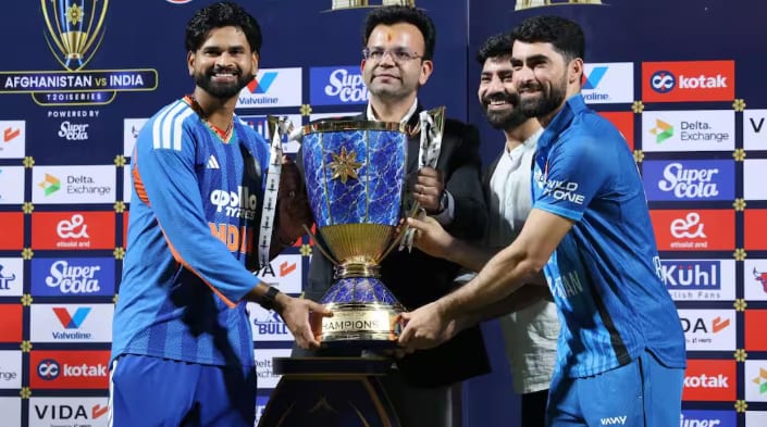 Shreyas Iyer Wins Hearts During Trophy Ceremony, Video Goes Viral Shreyas Iyer Wins Hearts During Trophy Ceremony, Video Goes Viral