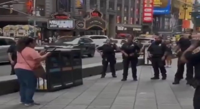 Woman Stabs Two in 20 Seconds at New York Times Square