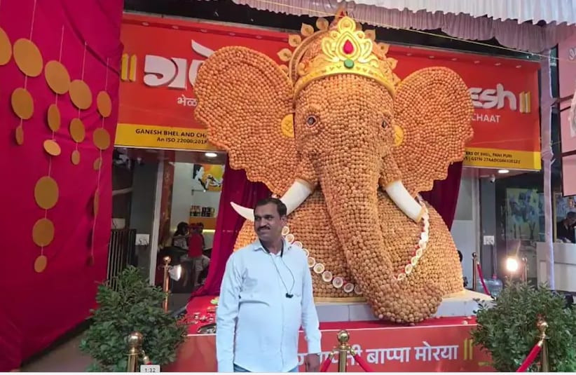 Pune Ganpati idol made with 21,000 panipuris draws crowds in Maharashtra Pune Ganpati idol made with 21,000 panipuris draws crowds in Maharashtra