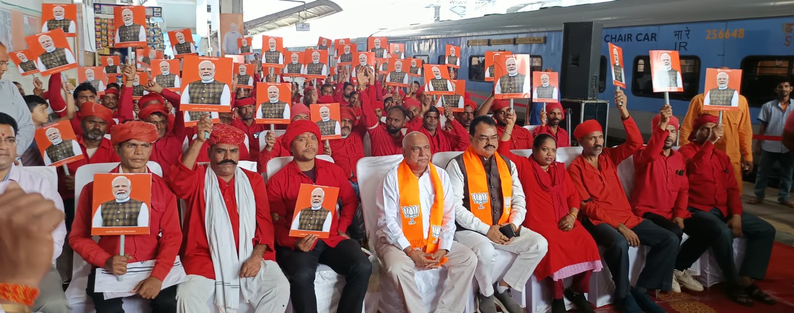 Collective listening of Mann Ki Baat held at Rani Kamalapati Station