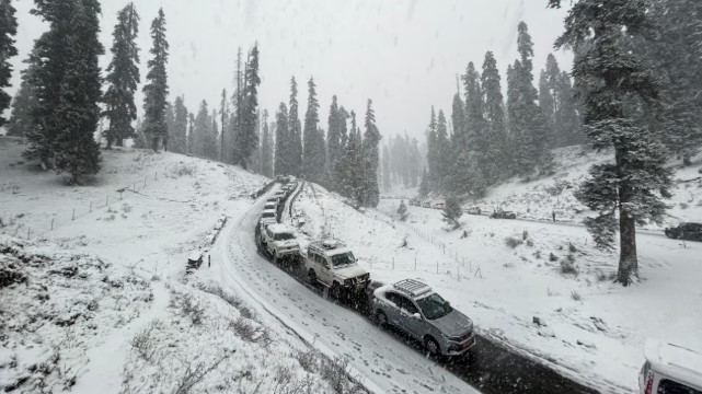 Snowfall in hills, rain spell continues across several Indian states Snowfall in hills, rain spell continues across several Indian states