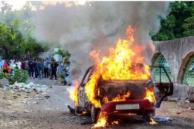 Driver dies as moving CNG car catches fire in Barabanki