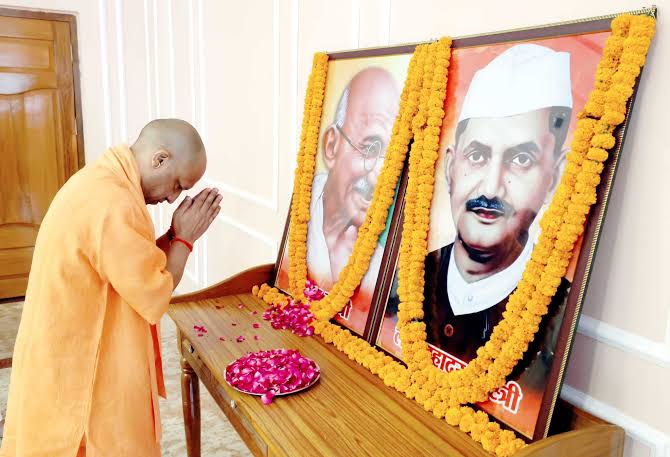CM Yogi Pays Tribute To Mahatma Gandhi In Lucknow