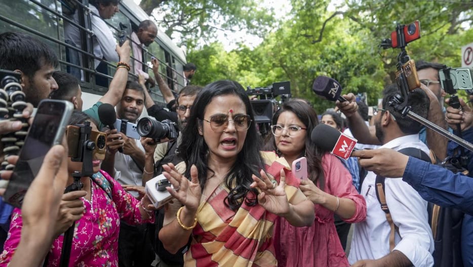 SC Seeks Centre, Bengal Reply On Mahua Moitra’s Plea