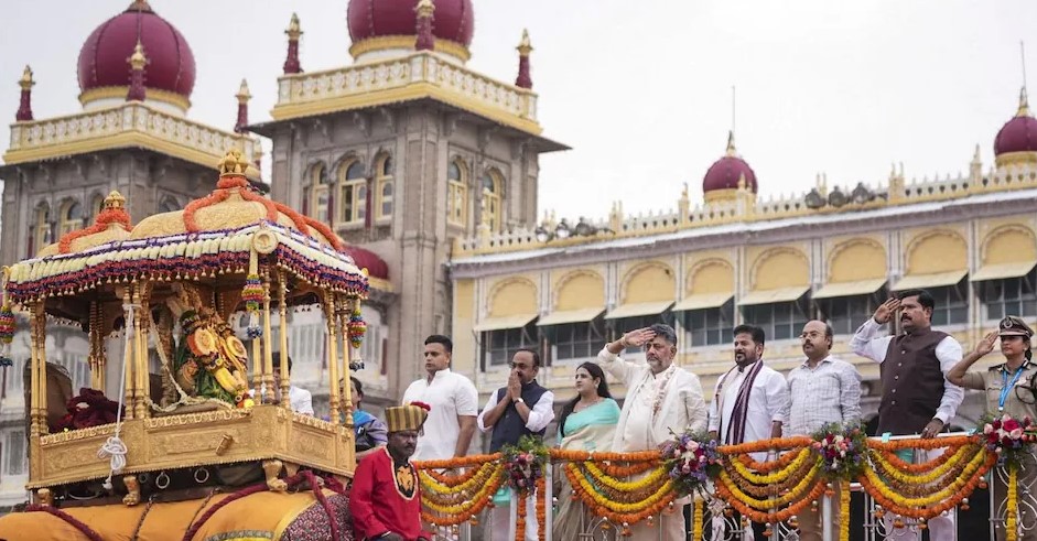 Mysuru Dasara: 54-year-old Prashant carries 750-kg golden howdah for first time
