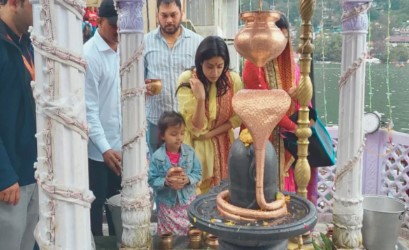 Janhvi Kapoor visits Naina Devi temple on first Navratri day