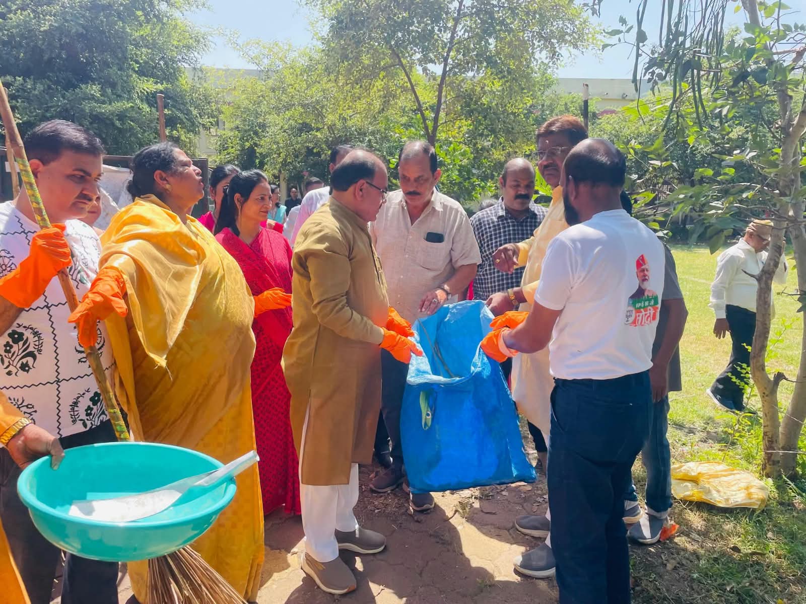 MLA Sabnani joins cleanliness drive on Gandhi Jayanti in Bhopal