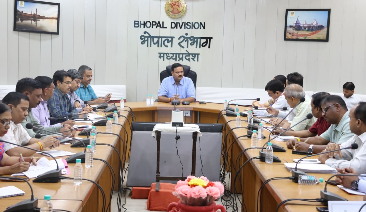 Divisional Commissioner Sharma directs smooth fertiliser, seed supply for farmers Divisional Commissioner Sharma directs smooth fertiliser, seed supply for farmers