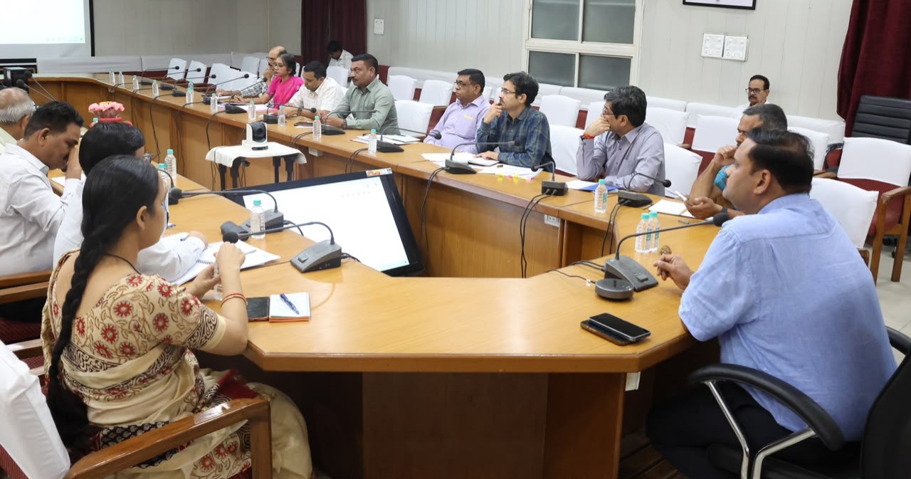 Divisional Commissioner Sharma directs smooth fertiliser, seed supply for farmers