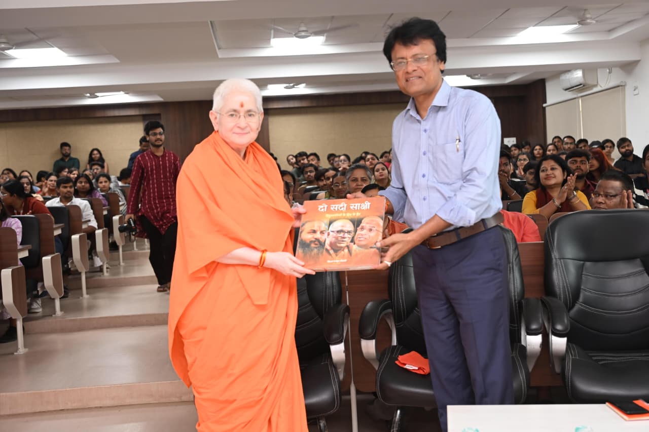 Oneness Is the Eternal Truth, Sadvidyanand Saraswati Tells MCU Students