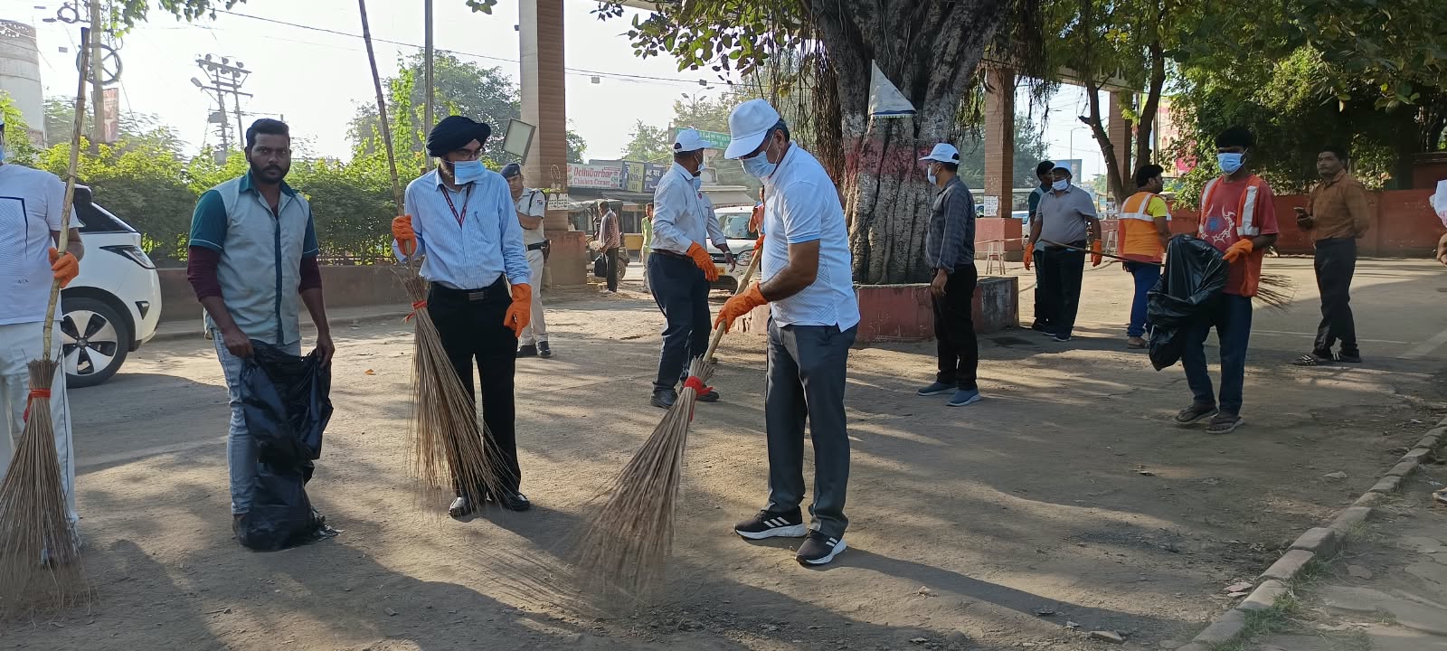 Collective Shramdaan Held at Bhopal Station Under Swachhata Hi Seva
