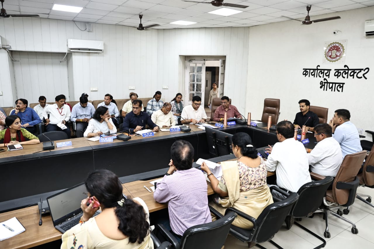 Pandey directs SDMs to regularly inspect hostels in their areas