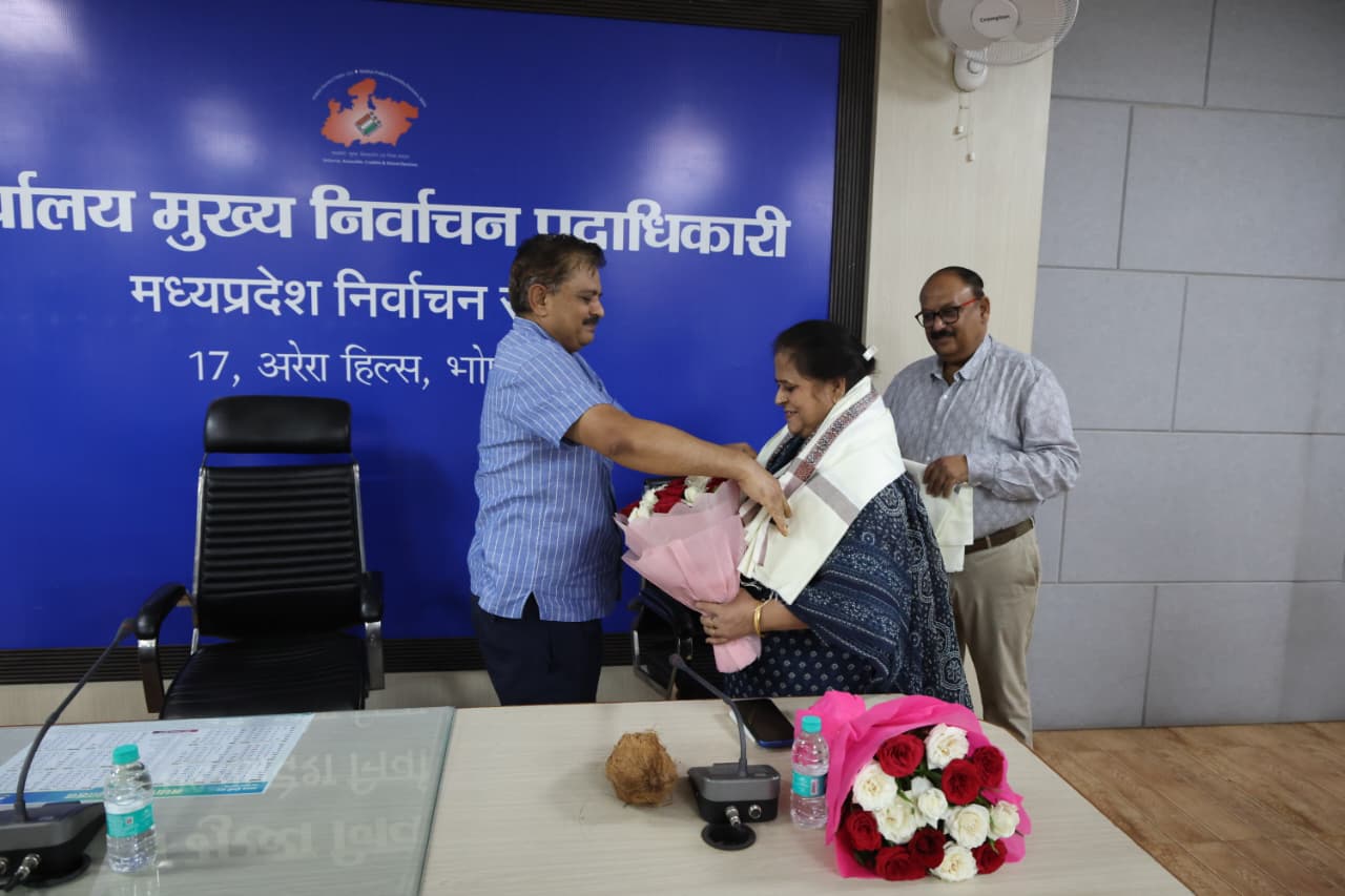 Farewell held at Nirvachan Bhawan for two retiring officials and staffers