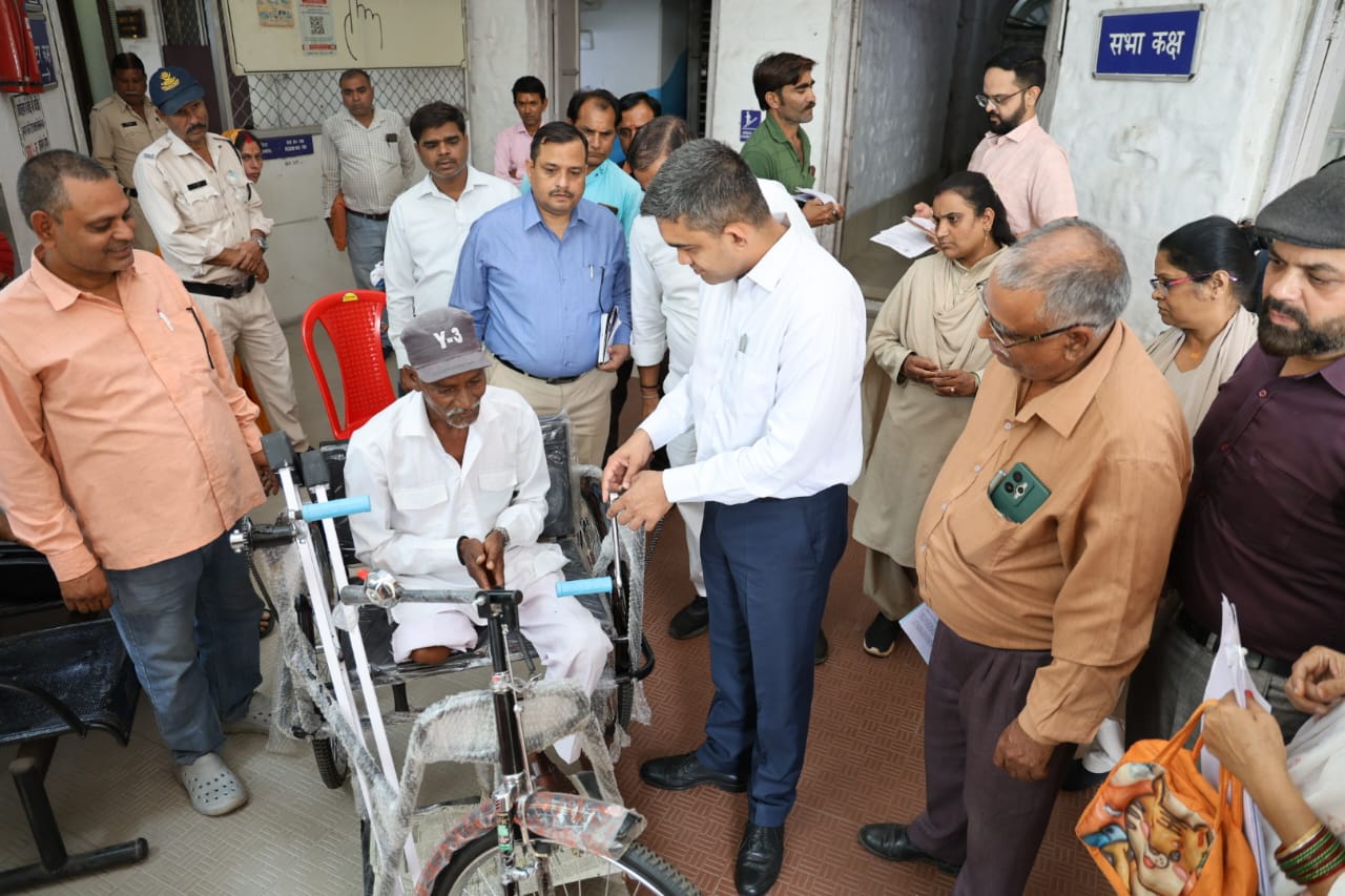Collector Mishra Receives 130 Applications During Public Hearing in Bhopal