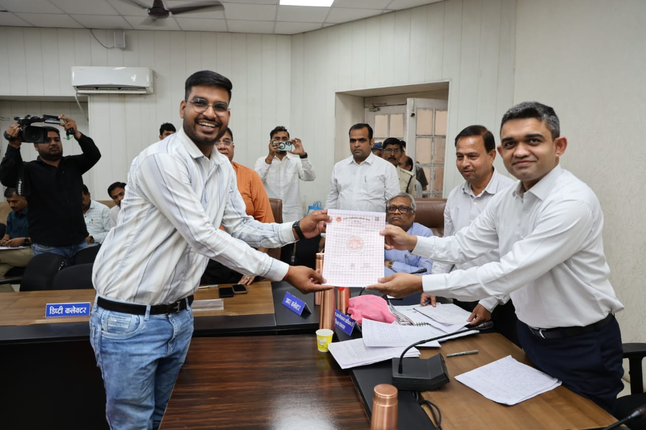 Collector Mishra Receives 130 Applications During Public Hearing in Bhopal