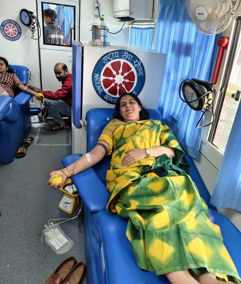 Bhopal college holds blood donation drive on Voluntary Blood Donation Day