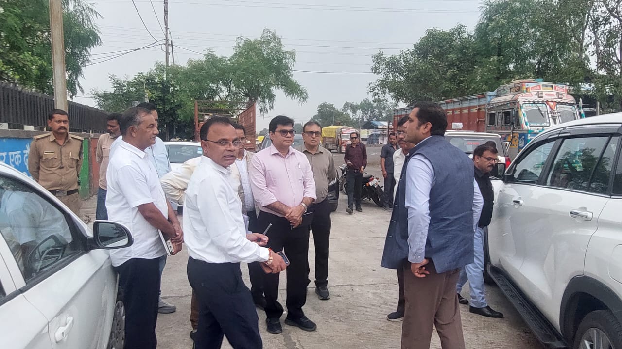 Mandi Board Commissioner conducts surprise inspection at Indore Mandi premises