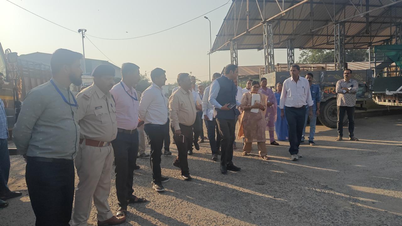 Mandi Commissioner inspects Bareli agricultural produce market, reviews farmer facilities