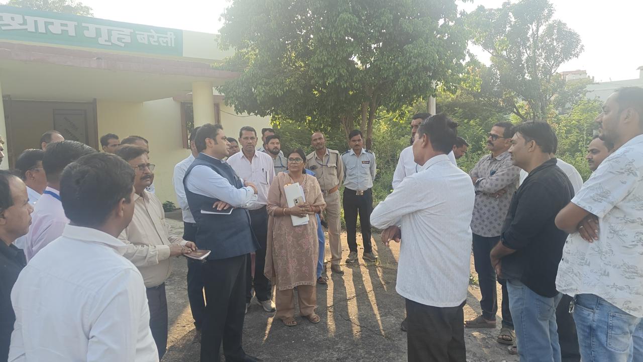 Mandi Commissioner inspects Bareli agricultural produce market, reviews farmer facilities