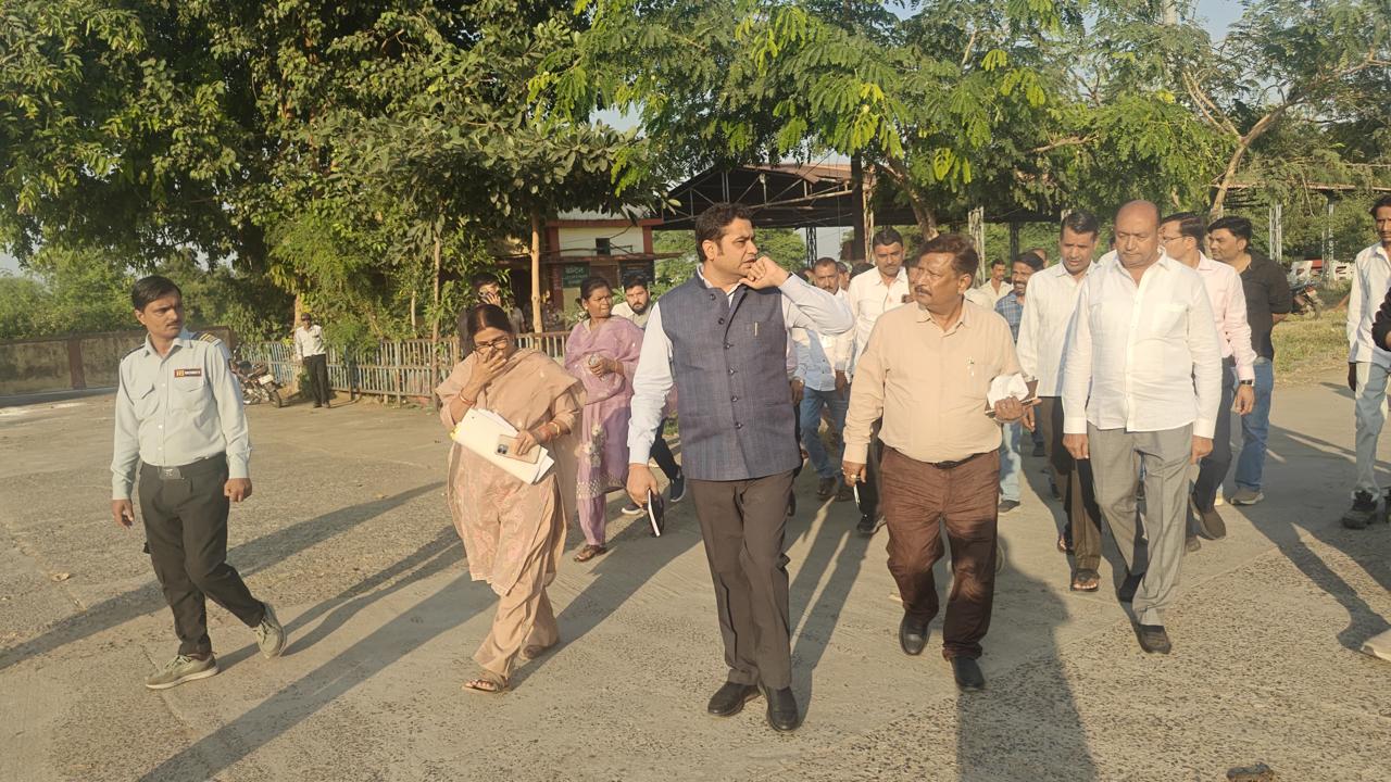 Mandi Commissioner inspects Bareli agricultural produce market, reviews farmer facilities