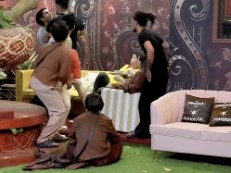 Scuffle erupts between Nakul Dhull and Gullu on Bigg Boss